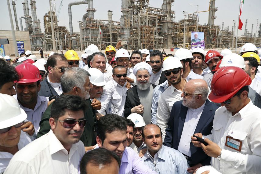 El&nbsp;l&iacute;der iran&iacute; Hassan Rouhani, al centro, inaugura la refiner&iacute;a en Bandar Abbas, Ir&aacute;n, el 30 de abril de 2017.&nbsp;
