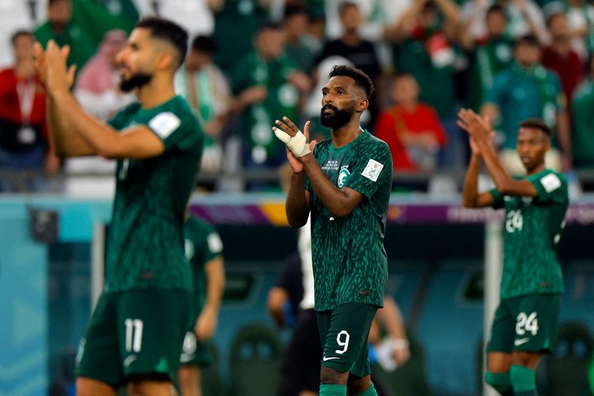 Miembros de la selección de Arabia Saudí aplauden a sus aficionados después del encuentro contra Polonia en el Mundial de Catar el 26 de noviembre de 2022.