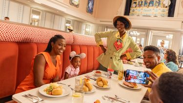 El 1900 Park Fare se suma a la lista de 12 restaurantes exclusivos donde los visitantes comparten con personajes de Disney