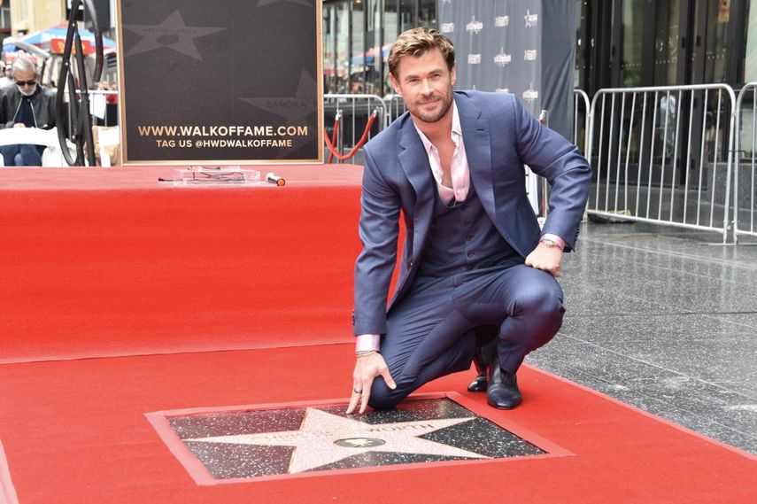 El actor australiano Chris Hemsworth posa con su estrella recién presentada durante la ceremonia del Paseo de la Fama en Hollywood, California, el 23 de mayo de 2024. &nbsp;