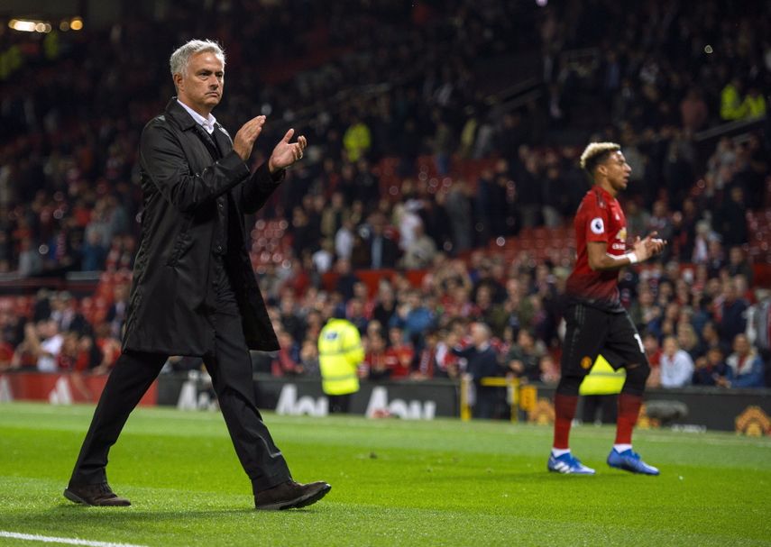 Luego de finalizado el encuentro Mourinho le aplaudió a los fanáticos y estos reaccionaron arrojándole las camisetas ¿Fue esto una despedida? No se sabe, pero varios medios en Inglaterra ya especulan sobre posibles sustitutos.&nbsp;