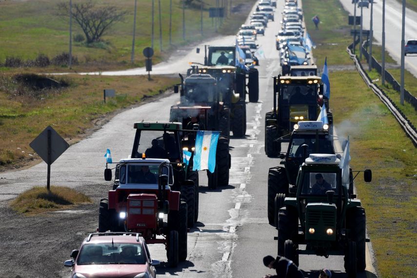 Productores conducen tractores a lo largo de una carretera durante una protesta en Gualeguaychú, Argentina, el miércoles 13 de julio de 2022