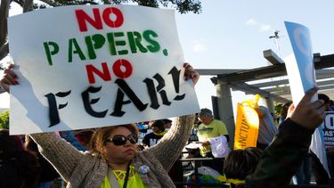 Manifestantes en pro y en contra de la inmigración protestan afuera del ayuntamiento de la ciudad de Los&nbsp;Alamitos, California&nbsp;