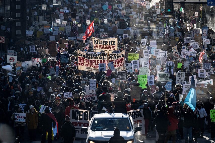 Manifestantes contra el Servicio de Inmigración y Control de Aduanas (ICE) marchan por las calles del centro de Minneapolis, Minnesota, el 25 de enero de 2026.