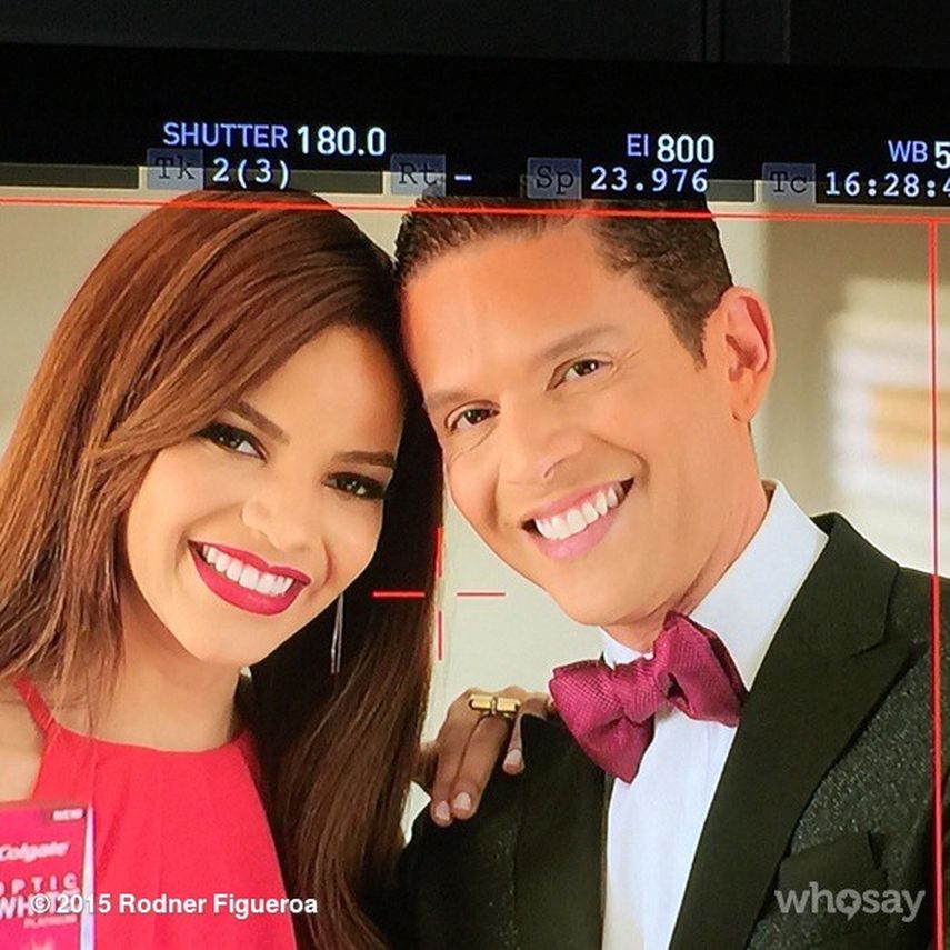 La gran pregunta es qué pasará con su trabajo con marcas como Colgate Optic White y Garnier Fructis. Aquí lo vemos posando junto a la cantante Leslie Grace, en un comercial para la marca de pasta de dientes. Rodner Figueroa fue despedido de Univision p