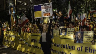 La diputada popular de Ucrania Kira Rudik sostiene un cartel durante una protesta contra el presidente iraní Ebrahim Raisi durante una manifestación en la ciudad de Nueva York el 21 de septiembre de 2022, en medio de la 77ª sesión de la Asamblea General de las Naciones Unidas. &nbsp;