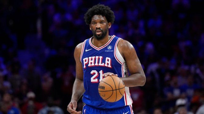 Foto del 2 de mayo del 2024, Joel Embiid de los 76ers de Filadelfia durante el juego 6 de la primera ronda de la postemporada. El viernes 20 de septiembre del 2024 Embiid firma una extensión de contrato con Filadelfia.