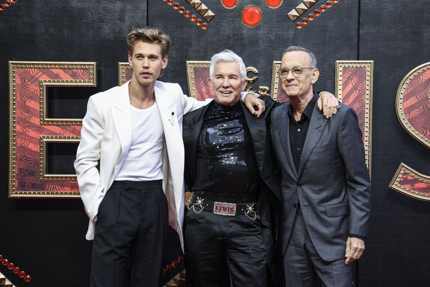 Austin Butler, el director Baz Luhrmann y Tom Hanks, de izquierda a derecha, posan al llegar al estreno de Elvis en Londres el martes 31 de mayo de 2022.