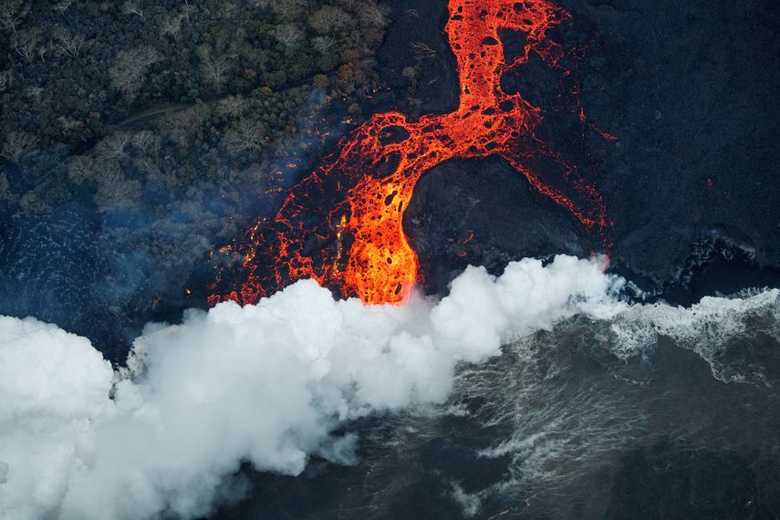 Vista de un río de lava del&nbsp;volcán&nbsp;Kilauea en Pahoa (Hawai).