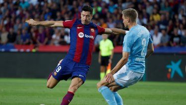 Robert Lewandowski del Barcelona se prepara para disparar el balón frente a Carl Starfelt del Celta de Vigo en el encuentro de la liga española en el Estadio Olímpico en Barcelona el sábado 23 de septiembre del 2023.&nbsp;