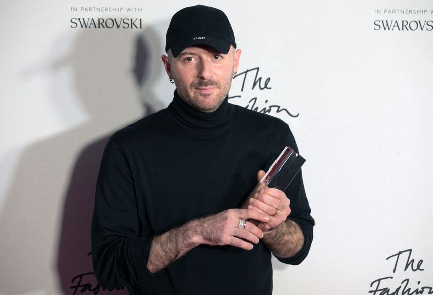 El diseñador Demna Gvasalia, de la casa de moda Balenciaga, posa con su premio tras ser nombrado Diseñador Internacional de Prêt-à-Porter durante los Premios de la Moda Británica 2016 en Londres el 5 de diciembre de 2016.