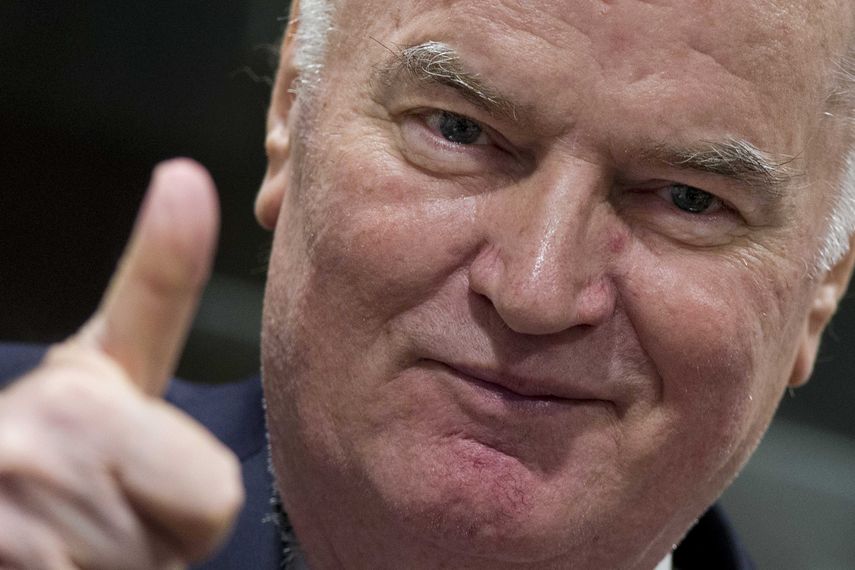 El exlider militar serbobosnio&nbsp;Ratko&nbsp;Mladic&nbsp;alza el dedo gordo mientras accede a la sala para asistir al anuncio del veredicto del Tribunal Penal Internacional para la antigua Yugoslavia (TPIY) en La Haya (Holanda) este 22 de noviembre de 2017.&nbsp;