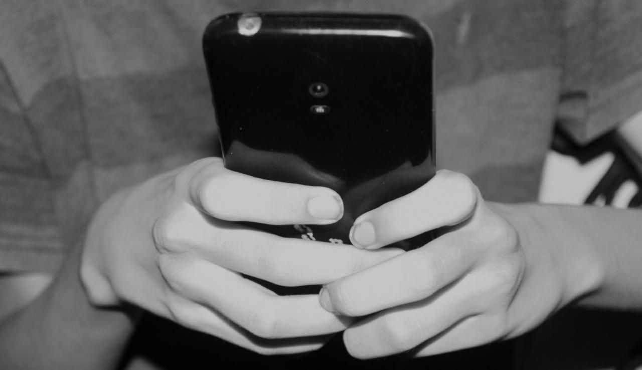 Una persona hace uso de un teléfono celular en Cuba. Una persona hace uso de un teléfono celular en Cuba.