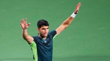 El español Carlos Alcaraz festeja su triunfo ante el estadounidense Ben Shelton durante el Abierto de Toronto, el miércoles 9 de agosto de 2023.
