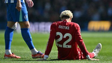 El delantero francés del Liverpool, Hugo Ekitike, número 22, reacciona tras sufrir una lesión durante el partido de la Premier League inglesa entre el Brighton and Hove Albion y el Liverpool en el American Express Community Stadium en Brighton, al sur de Inglaterra, el 21 de marzo de 2026.&nbsp;