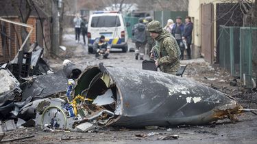 Un soldado ucraniano inspecciona los restos de un avión derribado en Kiev, Ucrania, viernes 25 de febrero de 2022.&nbsp;
