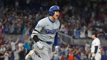 Shohei Ohtani (17), de los Dodgers de Los Ángeles, pega un jonrón que le permite anotar a Andy Pages durante la séptima entrada de un partido de béisbol contra los Marlins de Miami, el jueves 19 de septiembre de 2024, en Miami.&nbsp;