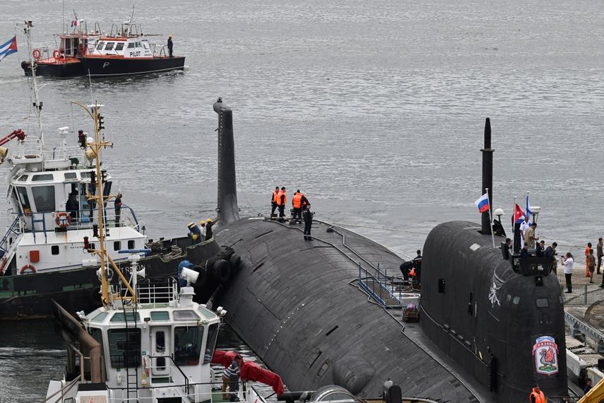El submarino ruso de propulsión nuclear Kazán, parte del destacamento naval ruso que visita Cuba, atraca en el puerto de La Habana, el 12 de junio de 2024. El submarino ruso de propulsión nuclear Kazán, que no llevará armas nucleares, y otros tres submarinos navales rusos embarcaciones, atracará en la capital cubana del 12 al 17 de junio.