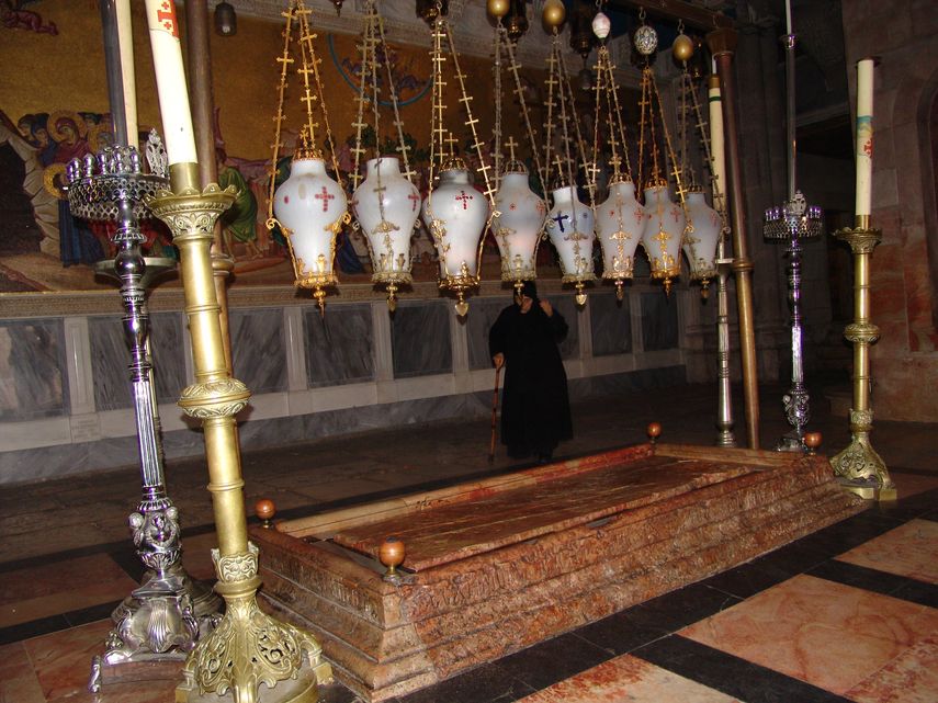 Pieza de mármol donde se cree descansó el cuerpo de Cristo, iglesia del Santo Sepulcro, Jerusalén.