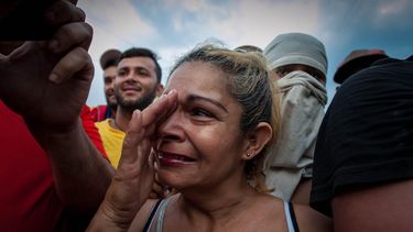 El intento de ingresar a Venezuela la ayuda humanitaria desde Colombia terminó este sábado en violentos enfrentamientos de la multitud que acompañaba a los camiones con la fuerza pública venezolana en los pasos fronterizos, que dejaron al menos 285 heridos.
