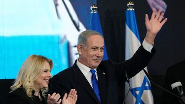 Benjamin Netanyahu, ex primer ministro israelí y líder del partido Likud, acompañado por su esposa Sara, saluda a sus simpatizantes después de conocerse los primeros resultados de los comicios parlamentarios, el miércoles 2 de noviembre de 2022, en Jerusalén.&nbsp;