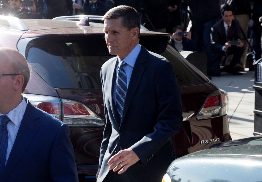 El exasesor de Seguridad Nacional del presidente Donald Trump, Michael&nbsp;Flynn&nbsp;(c), es visto tras su intervención en el Tribunal Federal en Washington este 1 de diciembre de 2017.