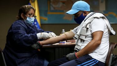 Un médico de la Misión Médica Cubana examina a un empleado del metro de Caracas para detectar el coronavirus (COVID-19).
