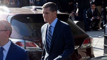 El exasesor de Seguridad Nacional del presidente Donald Trump, Michael&nbsp;Flynn&nbsp;(c), es visto tras su intervención en el Tribunal Federal en Washington este 1 de diciembre de 2017.