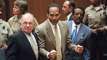En esta foto del 3 de octubre de 1995, O.J. Simpson reacciona tras ser absuelto del doble homicidio de su exesposa Nicole Brown Simpson y su amigo Ron Goldman en Los Ángeles.