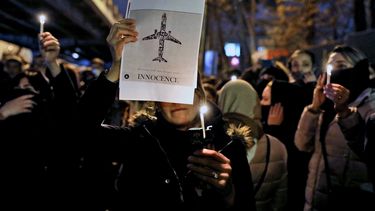 En esta imagen de archivo, un grupo de personas participan en una vigilia con velas para recordar a las víctimas de un accidente de un avión ucraniano, a las puertas de la Universidad Amri Kabir, en Teherán, Irán, el 11 de enero de 2020.&nbsp;