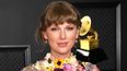 En esta foto cortesía de The Recording Academy, la cantante y compositora estadounidense Taylor Swift, ganadora del premio Álbum del año por Folklore, posa en la sala de prensa durante la 63 entrega anual de los Grammy en el Centro de Convenciones de Los Angeles el 14 de marzo de 2021. &nbsp;
