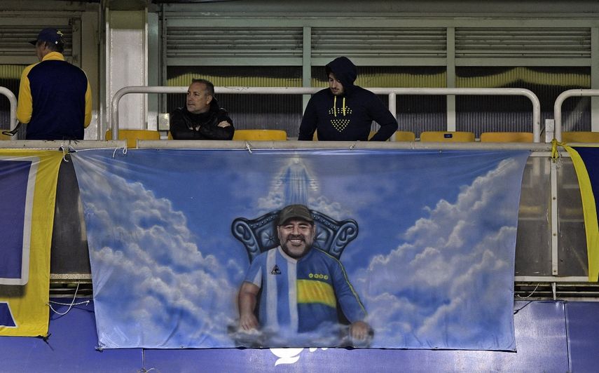 Pancarta de Diego Armando Maradona, figura de Argentina, Boca Juniors, FC Barcelona y Napoli