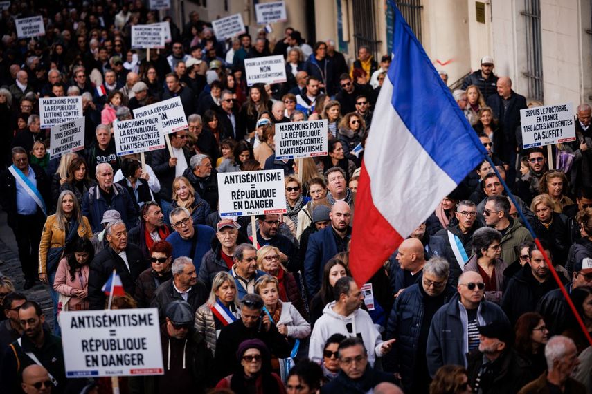 Decenas de miles de franceses, entre ellos dirigentes políticos, marcharon el domingo en París para protestar contra el antisemitismo.