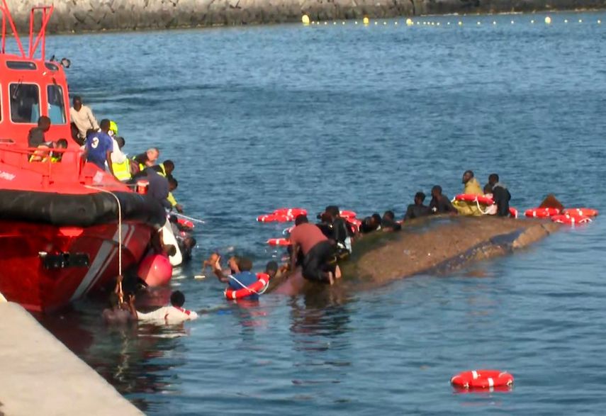 Esta captura de un vídeo difundido por Televisión Canaria muestra a los rescatistas intentando salvar a personas de ahogarse después de que migrantes, al prepararse para desembarcar de su embarcación abarrotada, volcara accidentalmente en el puerto de La Restinga, en la isla de El Hierro, Islas Canarias, España, el 28 de mayo de 2025