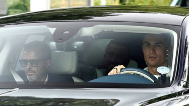 Cristiano Ronaldo, del Manchester United, llega al centro de entrenamiento Carrington en Manchester, Inglaterra, martes 26 de julio de 2022