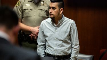 Cristhian Bahena Rivera se pone de pie para un descanso durante su juicio en el tribunal del condado Scott, en Davenport, Iowa