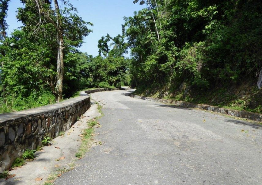 Vista de un tramo de la carretera de La Gran Piedra, en la oriental provincia de Santiago de Cuba.