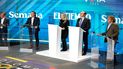Los candidatos presidenciales, de izquierda a derecha, Gustavo Petro, Federico Gutiérrez y Sergio Fajardo, a la derecha, participan en un debate presidencial.