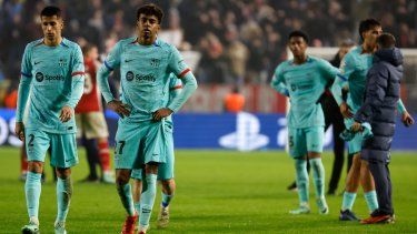 Jugadores del Barcelona abandonan el campo tras el encuentro ante el Antwerp en el Grupo H de la Liga de Campeones, el miércoles 13 de diciembre del 2023.