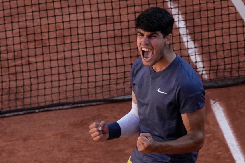 Carlos Alcaraz celebra su victoria ante Jannik Sinner en las semifinales del Abierto de Francia, el viernes 7 de junio de 2024.