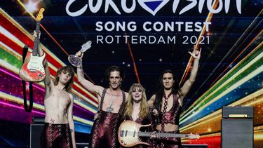 El grupo de Italia Maneskin posa para fotos en el escenario con el trofeo tras ganar la final de la 65 edición del Festival de la Canción de Eurovisión 2021, en el centro de convenciones Ahoy de Rotterdam, el 22 de mayo de 2021.