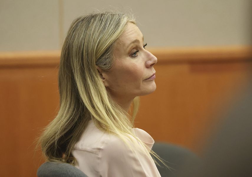 Gwyneth Paltrow escucha en la corte durante su juicio el martes 28 de marzo de 2023 en Park City, Utah.