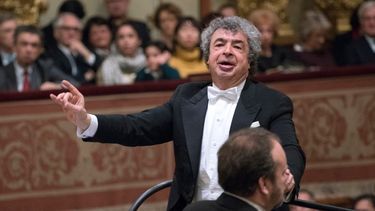 El director soviético Semyon Bychkov dirige la Filarmónica de Viena en la Sala Dorada del Musikverein Concert Haus de Viena el 13 de enero de 2017.