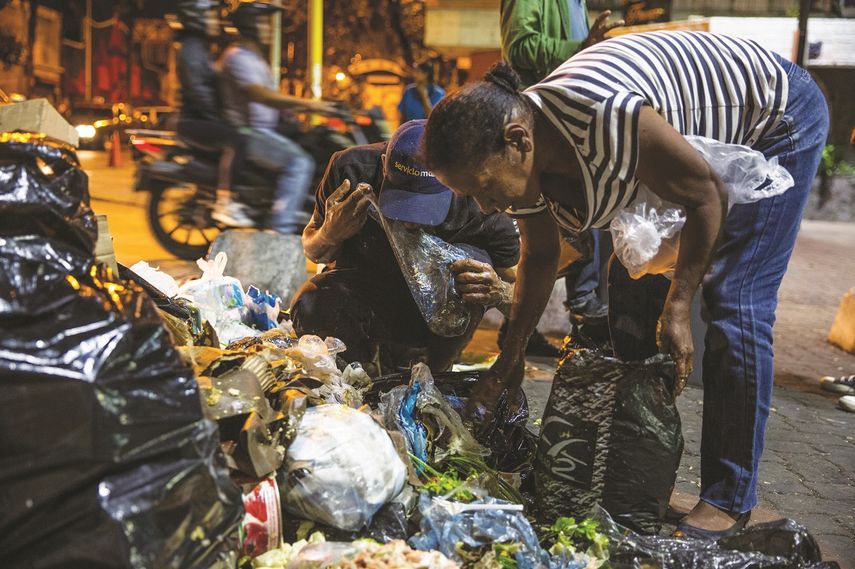 Familias enteras buscan restos de alimentos en los basureros.