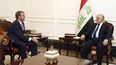 El primer ministro iraquí, Haidar al Abadi (d), mientras conversa con el secretario de Defensa estadounidense, Ashton Carter, durante su reunión en Bagdad, Irak. Carter llegó este lunes 11 de julio, a Bagdad en una visita por sorpresa, en la que tratar