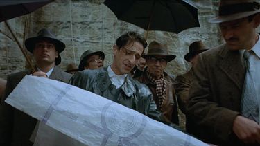 El actor Adrien Brody en la película The Brutalist.