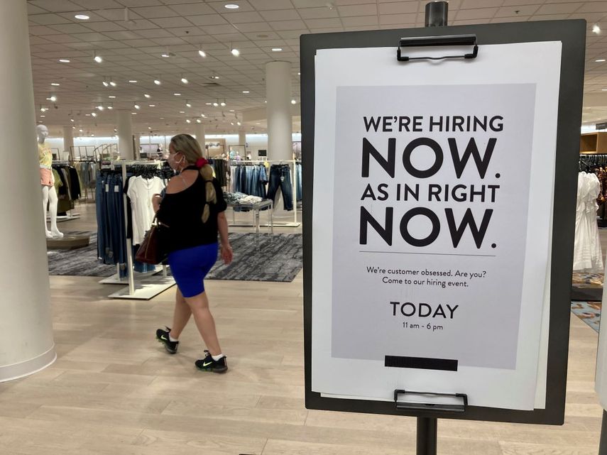 Un letrero sobre la necesidad de empleados en una tienda Nordstrom en Coral Gables. &nbsp;