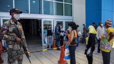 Las personas usan mascarillas pero no guardan la distancia social recomendada como medida preventiva contra la propagación del nuevo coronavirus, COVID-19. Los ciudadanos hacen cola en una calle de Santo Domingo, en República Dominicana, el 3 de abril de 2020.