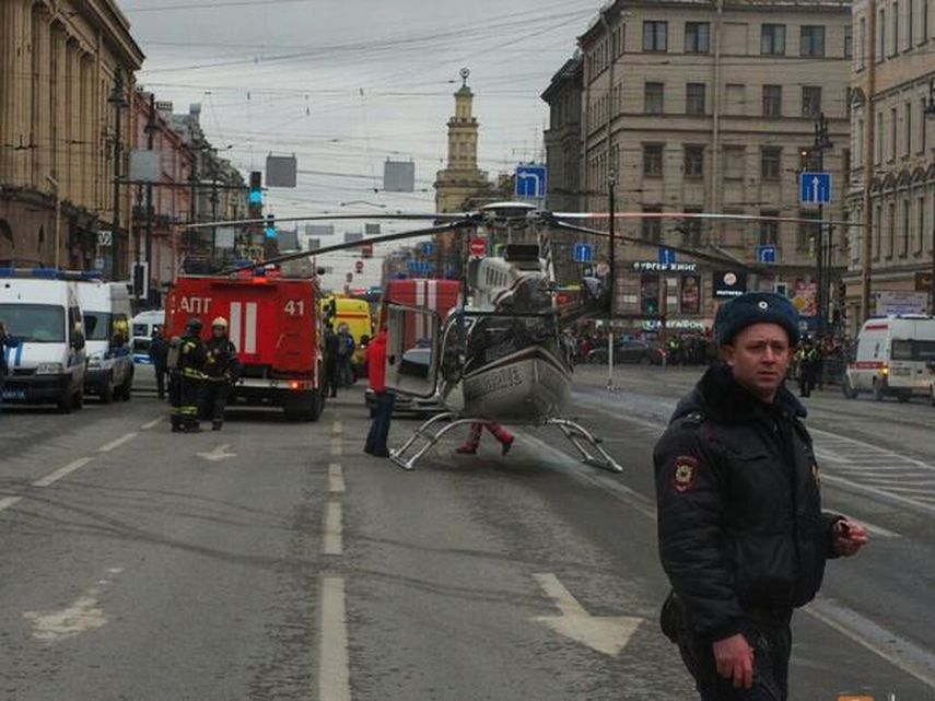 Un helicóptero para trasladar heridos es colocado en medio de la calle cerca de la estación donde ocurrió el atentado.&nbsp;