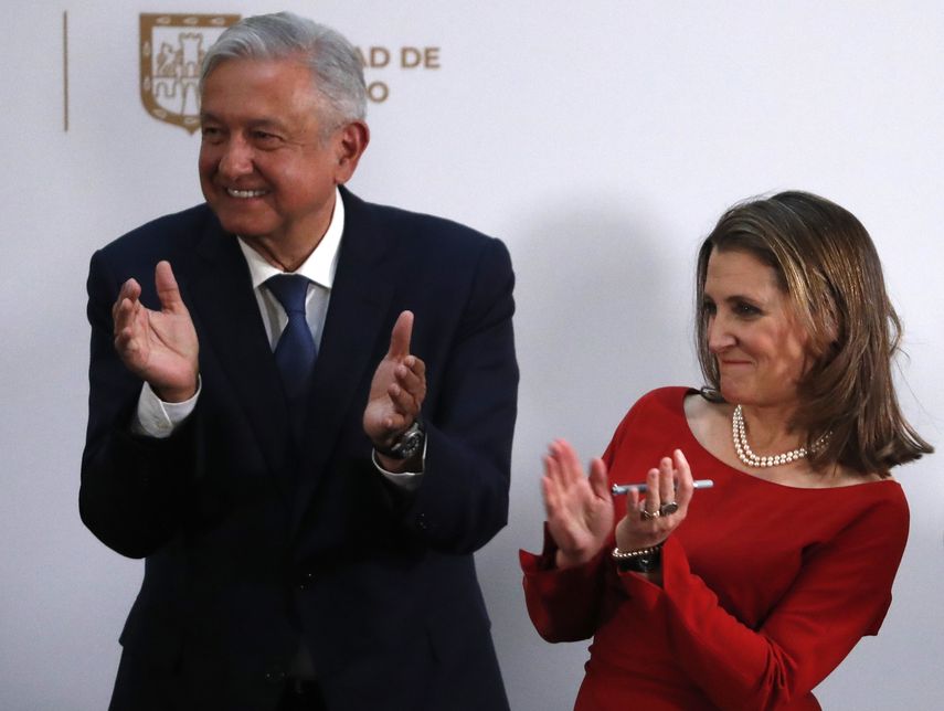 La viceprimera ministra canadiense Chrystia Freeland,derecha, y el presidente mexicano Andr&eacute;s Manuel L&oacute;pez Obrador aplauden tras la firma de las modificaciones al acuerdo comercial con Estados Unidos y Canad&aacute;, conocido como T-MEC, en Palacio Nacional de Ciudad de M&eacute;xico, el martes 10 de diciembre de 2019. (AP Foto/Marco Ugarte)